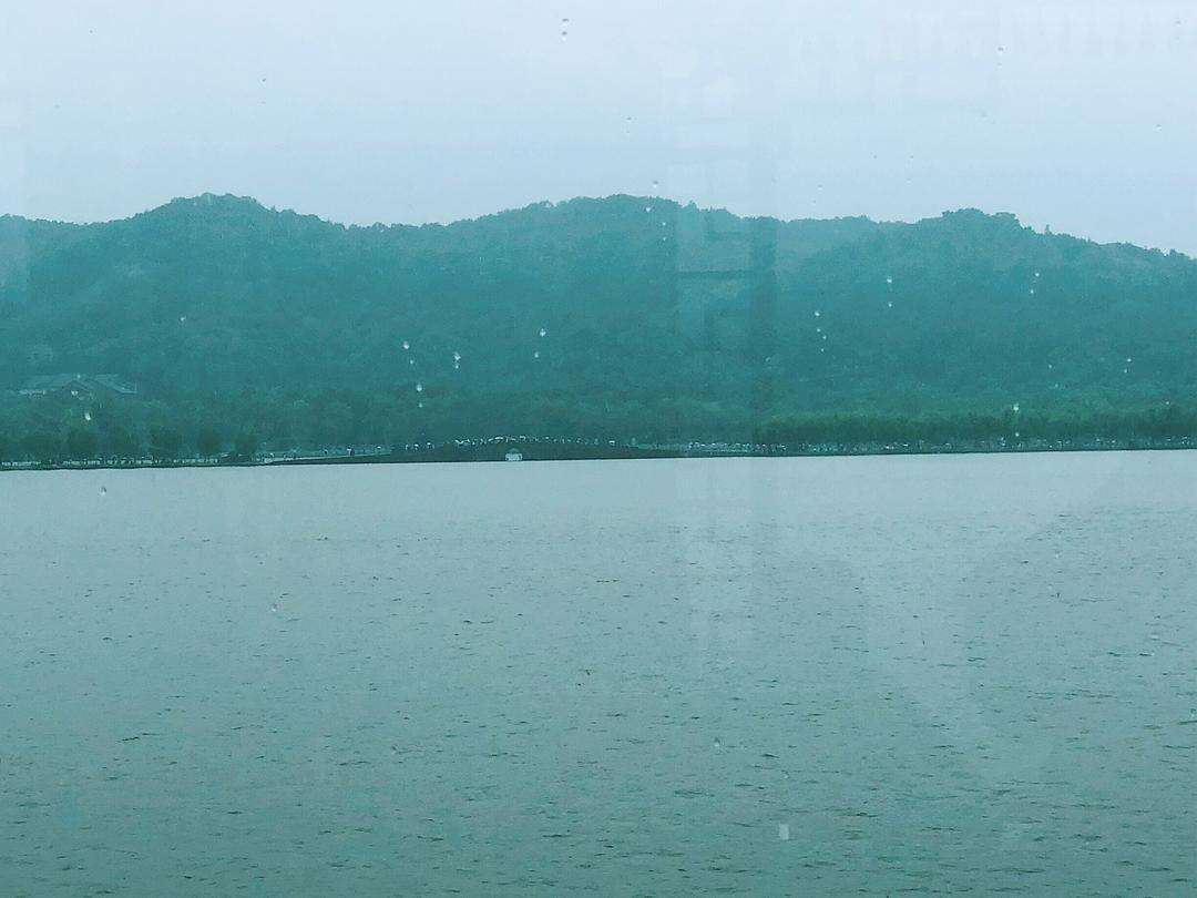 下雨的西湖 大雨中的西湖