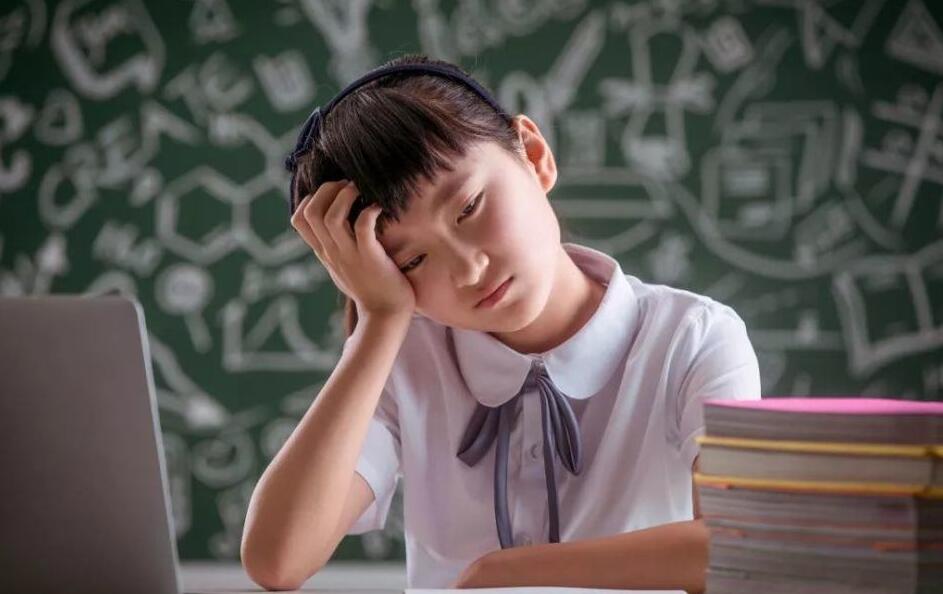 孩子三年级不想上学怎么办呀 小学三年级孩子不想上学怎么办?